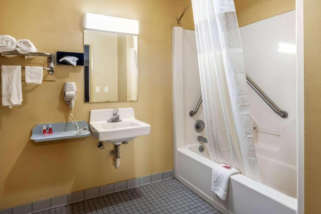 Southern Inn And Suites Spartanburg Eksteriør billede